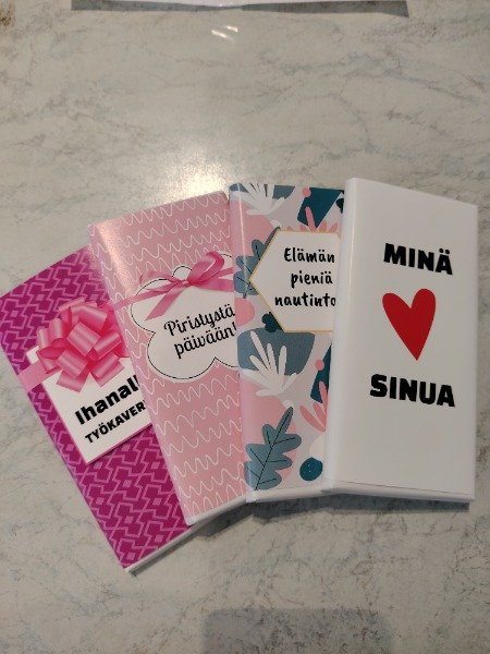 Suklaalevy tekstillä 